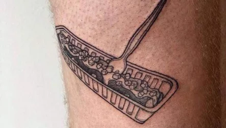 Un an de fricadelles gratuites grâce à un tatouage original 